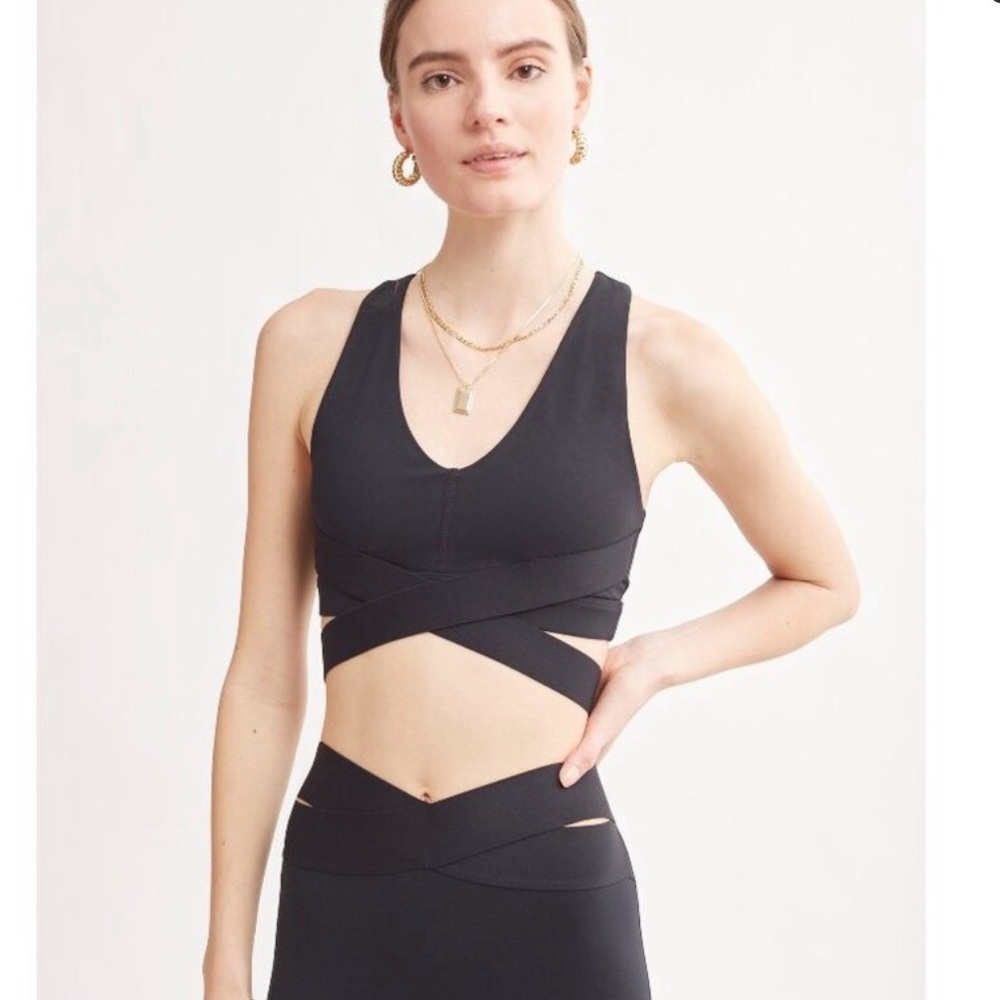 Le Ore Black Crisscross Sports Bra